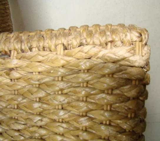 mesa de jantar antiga com design trançado e textura natural