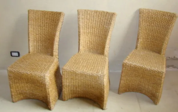 Mesa de comedor antigua para cuatro personas, con sillas de estilo natural.