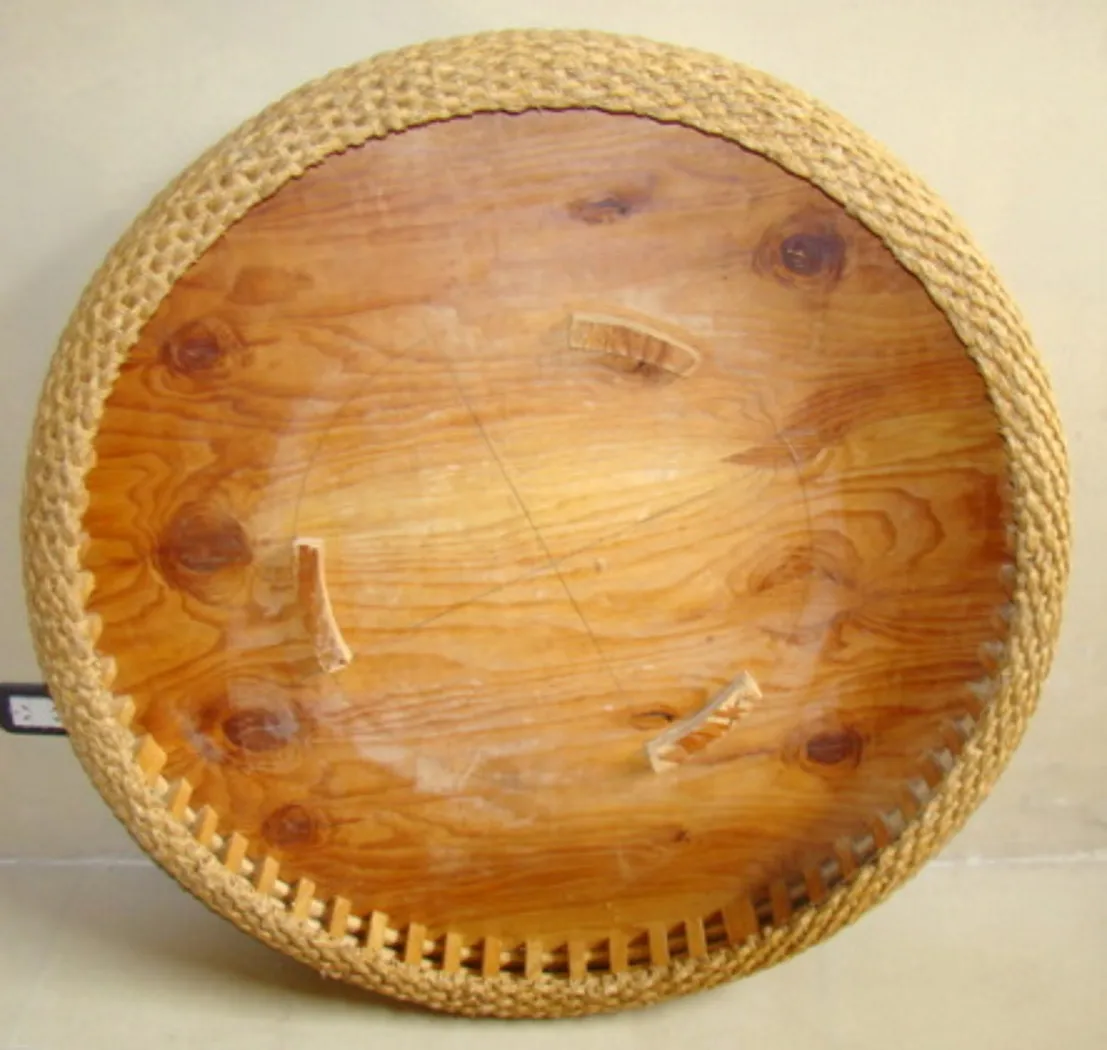 Table à manger ancienne avec une finition naturelle, design circulaire, ambiance classique