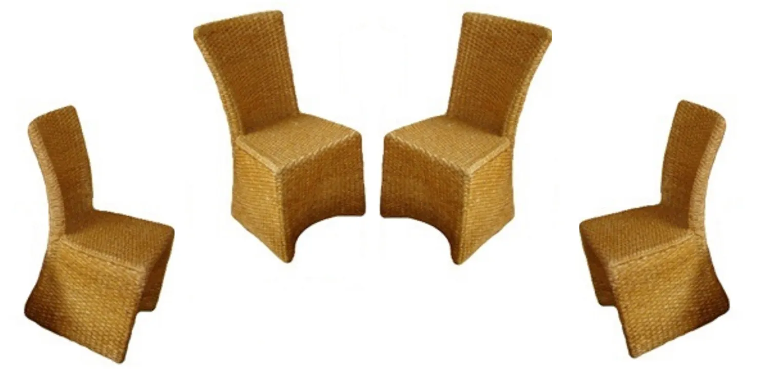 4人用のアンティークダイニングテーブル、周りに椅子がある心地よい空間