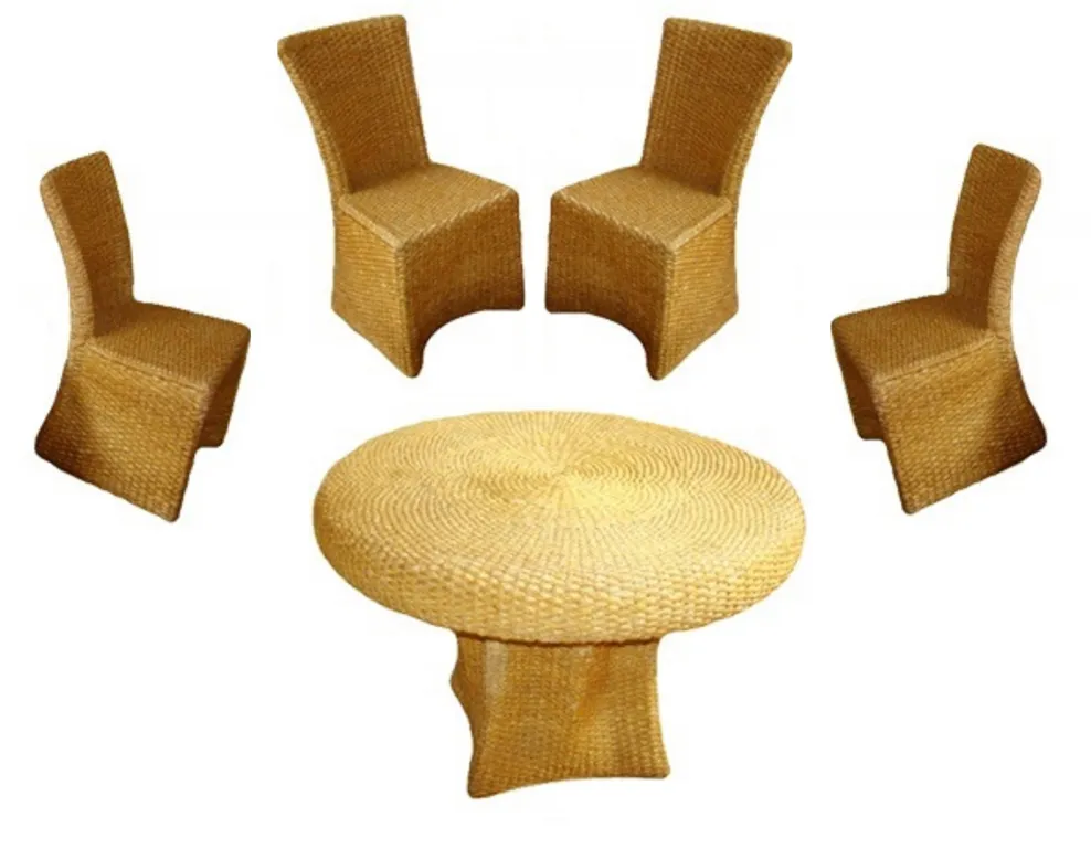 Mesa de jantar antiga para 4 pessoas com cadeiras combinando em um ambiente aconchegante.