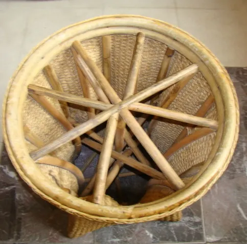 Вид сверху на древний обеденный стол для 4 человек с классическим дизайном ножек.