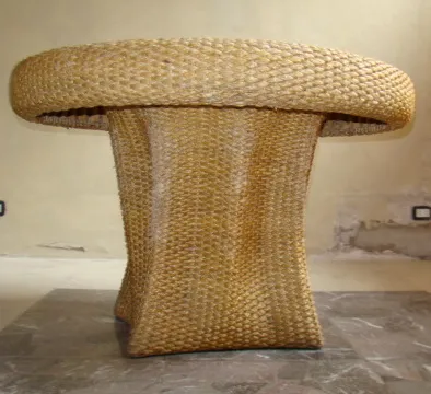 Table à manger antique avec un design unique et des détails distincts.