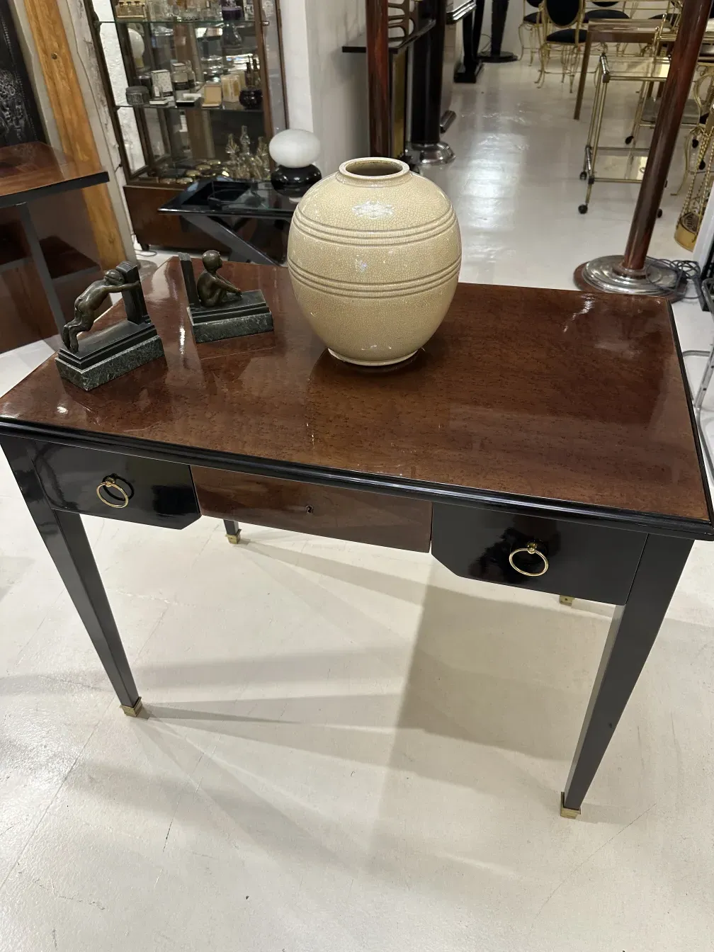 Ancien serre-livres sur une table avec des décorations