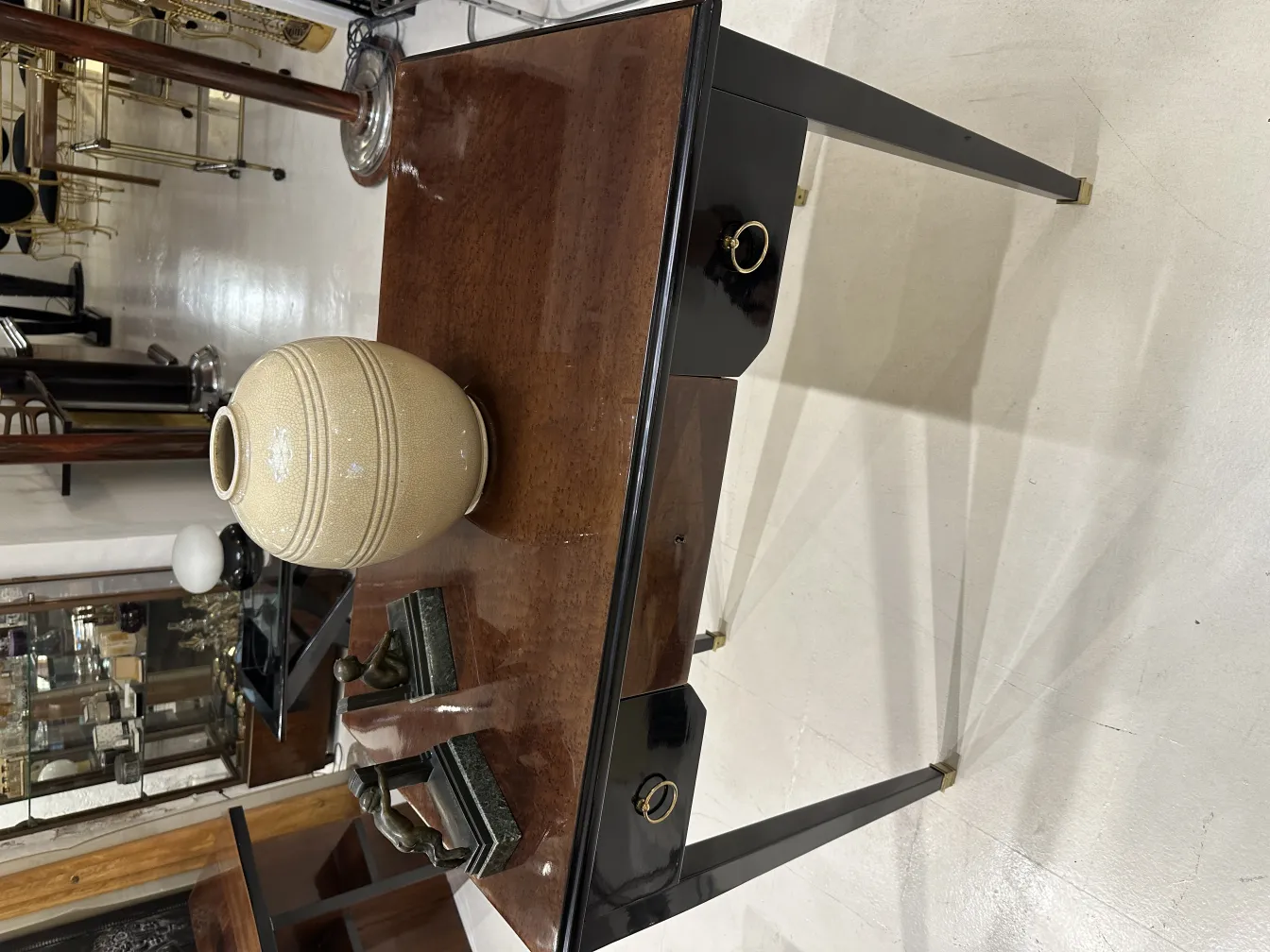 Fermalibri antichi con un vaso decorativo