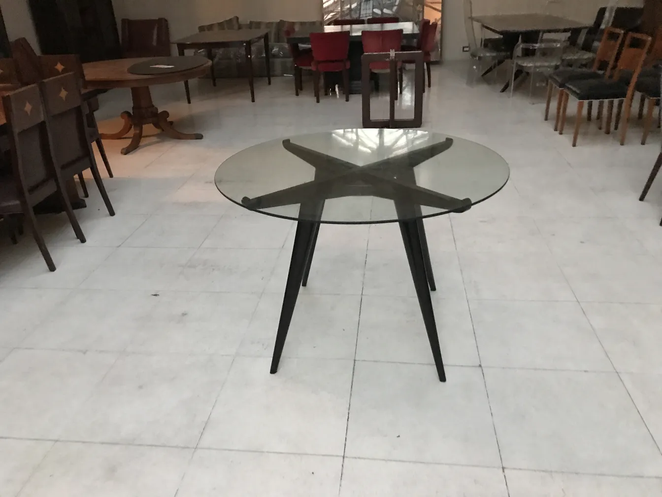 圆形古董餐桌，黑色桌腿，经典氛围。