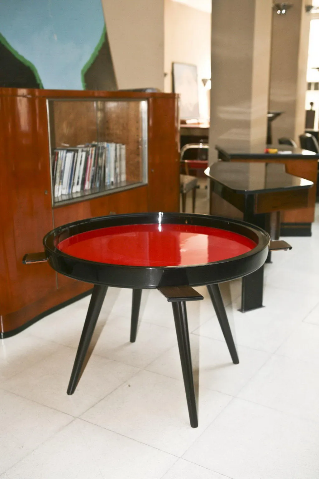 四人古董餐桌在舒适环境中。