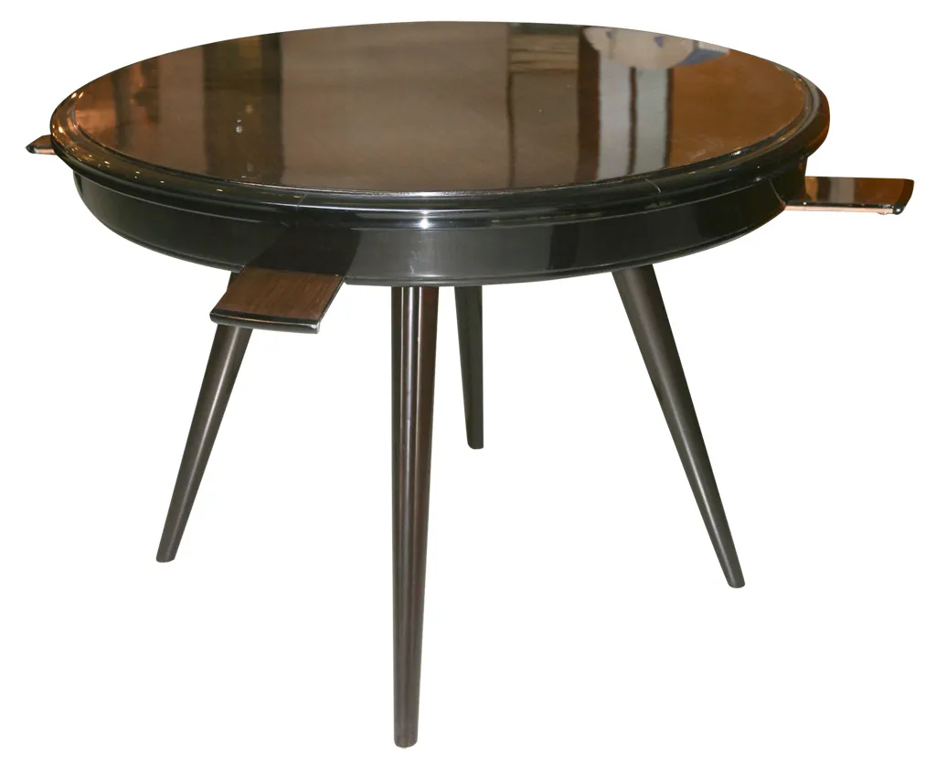 Elegante tavolo da pranzo rotondo antico per 4 persone in un ambiente accogliente.