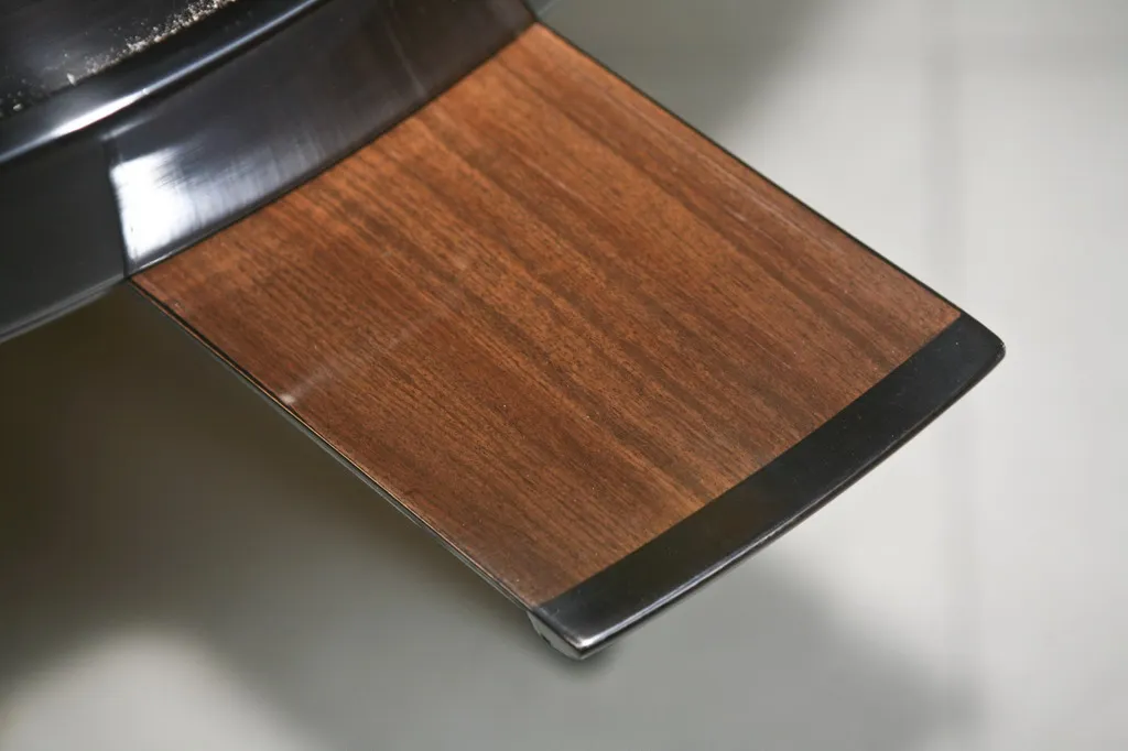 Mesa de jantar antiga projetada para quatro pessoas, em um ambiente acolhedor.