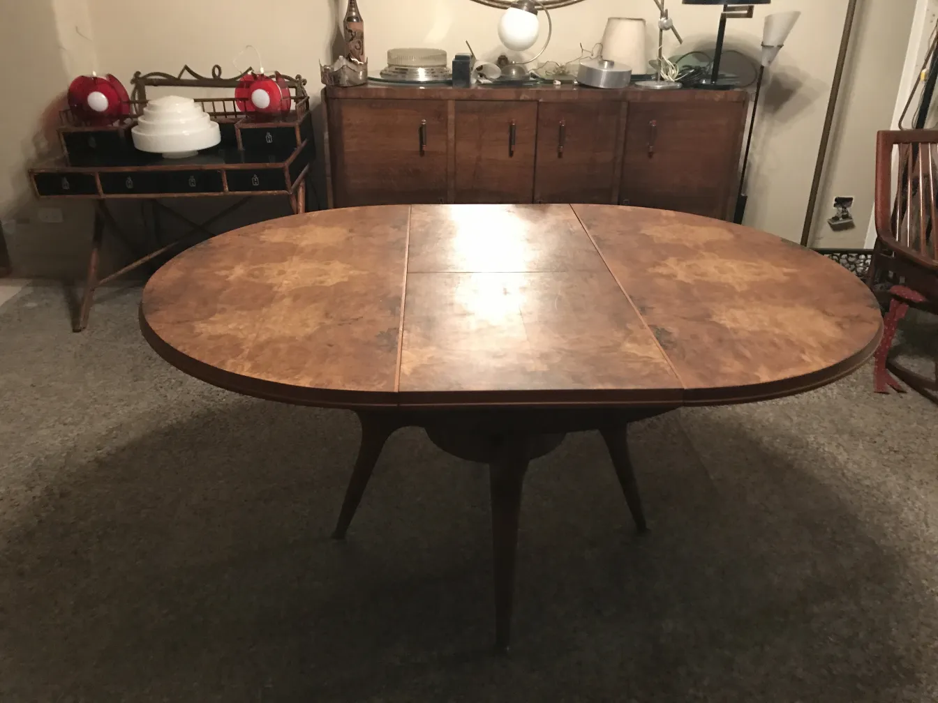 Mesa de comedor antigua para 4 personas en un entorno acogedor.