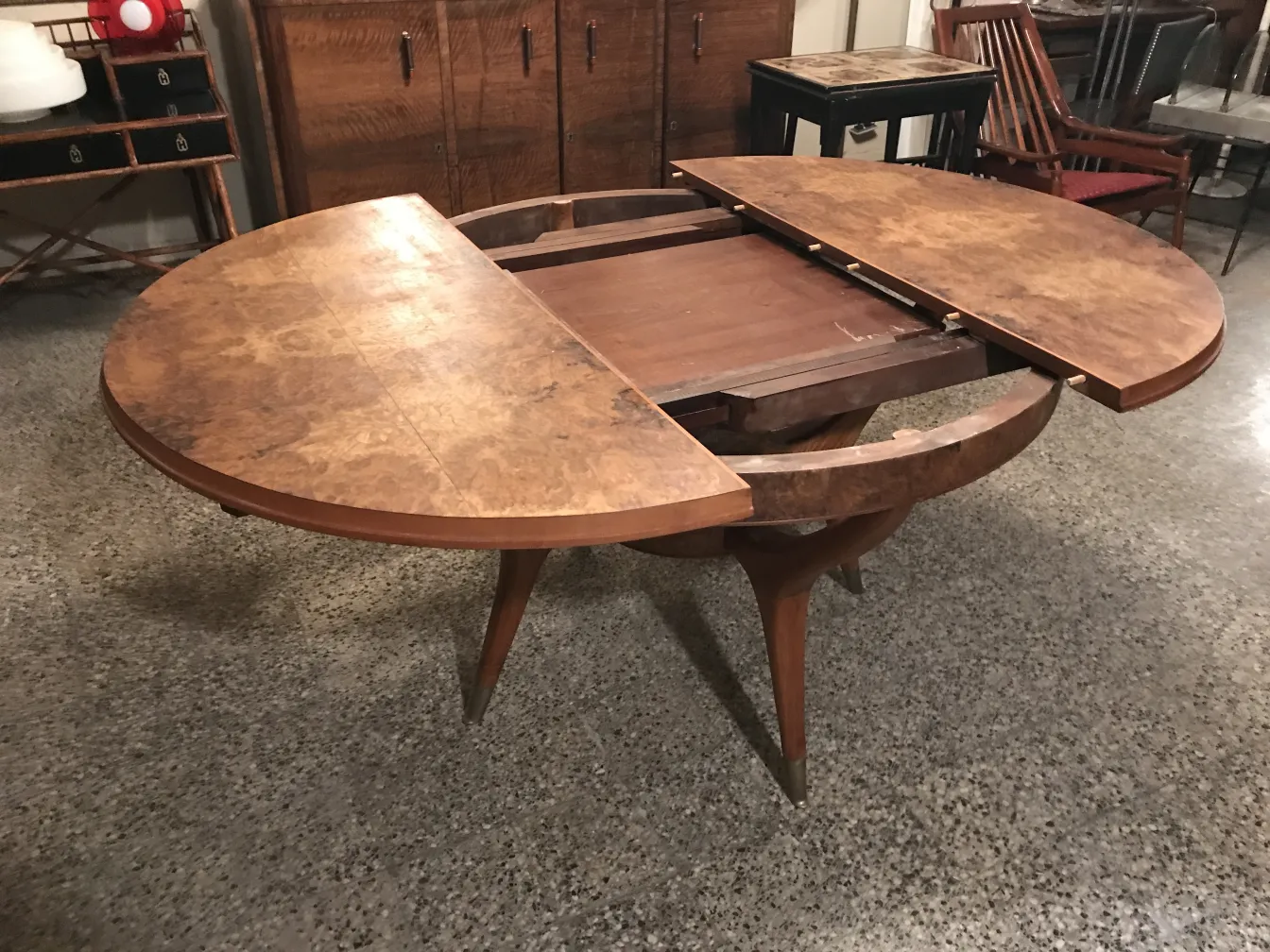 Table à manger antique pour 4 personnes, design élégant et fonctionnel, adaptée à tout cadre.