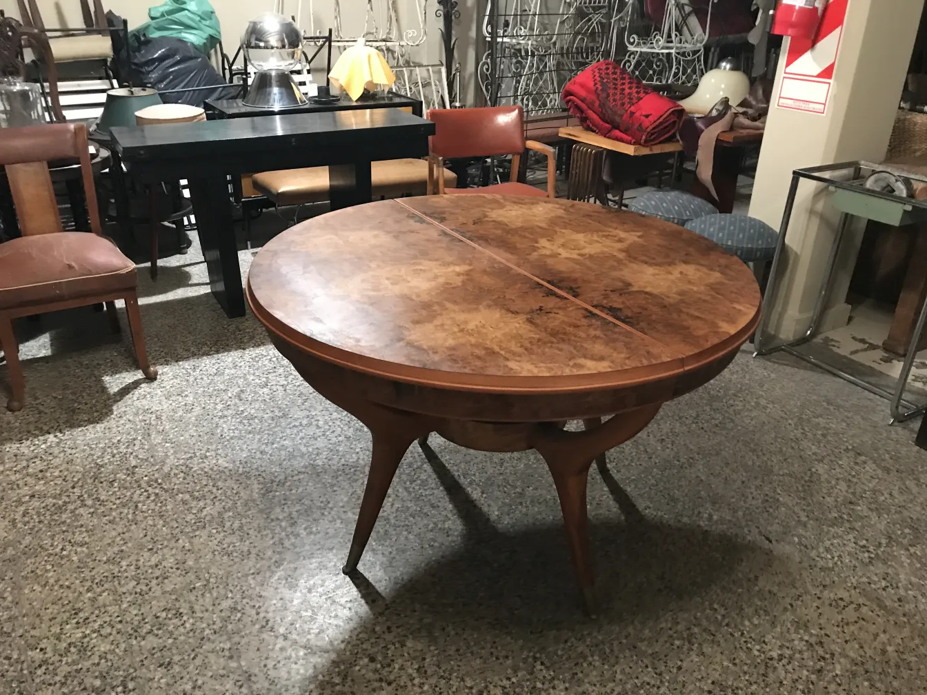 table à manger antique ronde pour 4 personnes, entourée de chaises