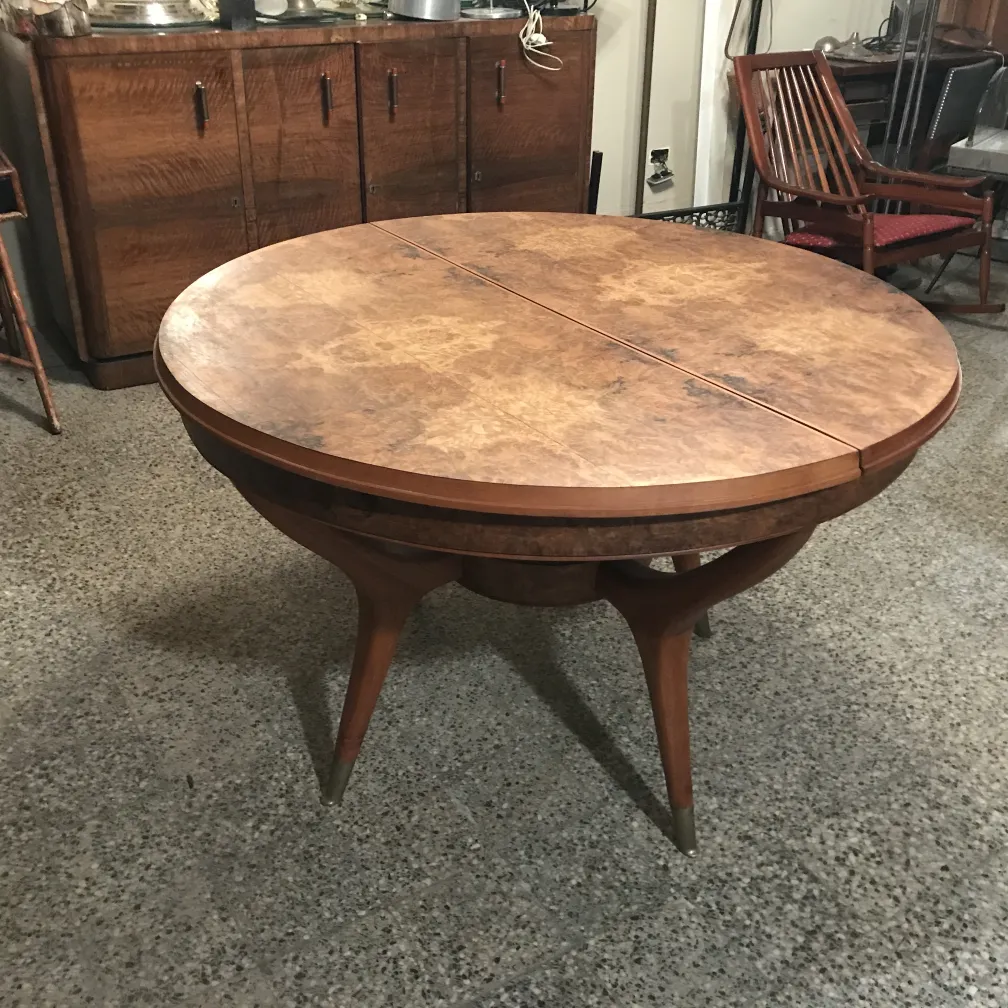 Runder antiker Esstisch für vier Personen in einer gemütlichen Umgebung.