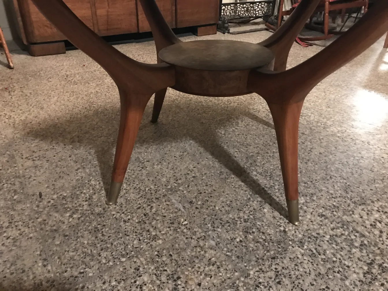Mesa de comedor antigua para cuatro personas, con patas elegantes y ambiente acogedor.