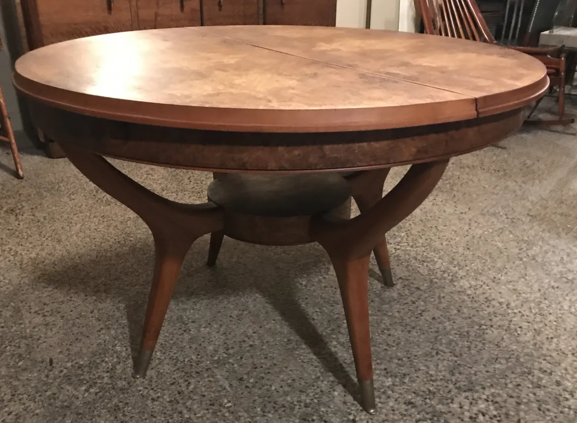 Antiker Esstisch, ovale Form, elegante Beine, gemütliche Atmosphäre.