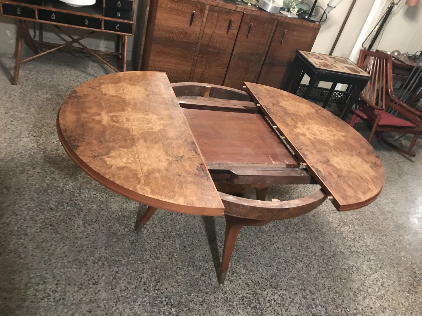 Mesa de jantar antiga oval para 4 pessoas em ambiente aconchegante