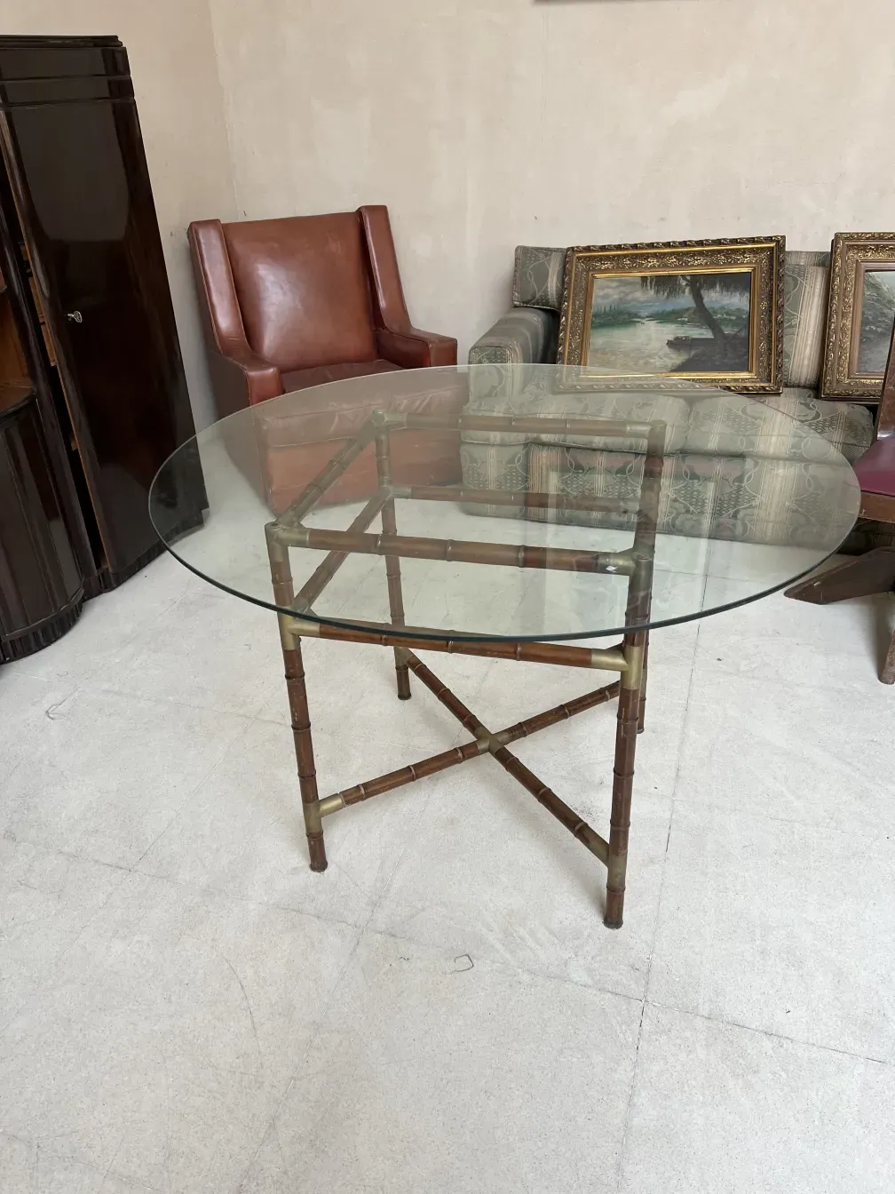 mesa de comedor antigua para 6 personas en un entorno acogedor