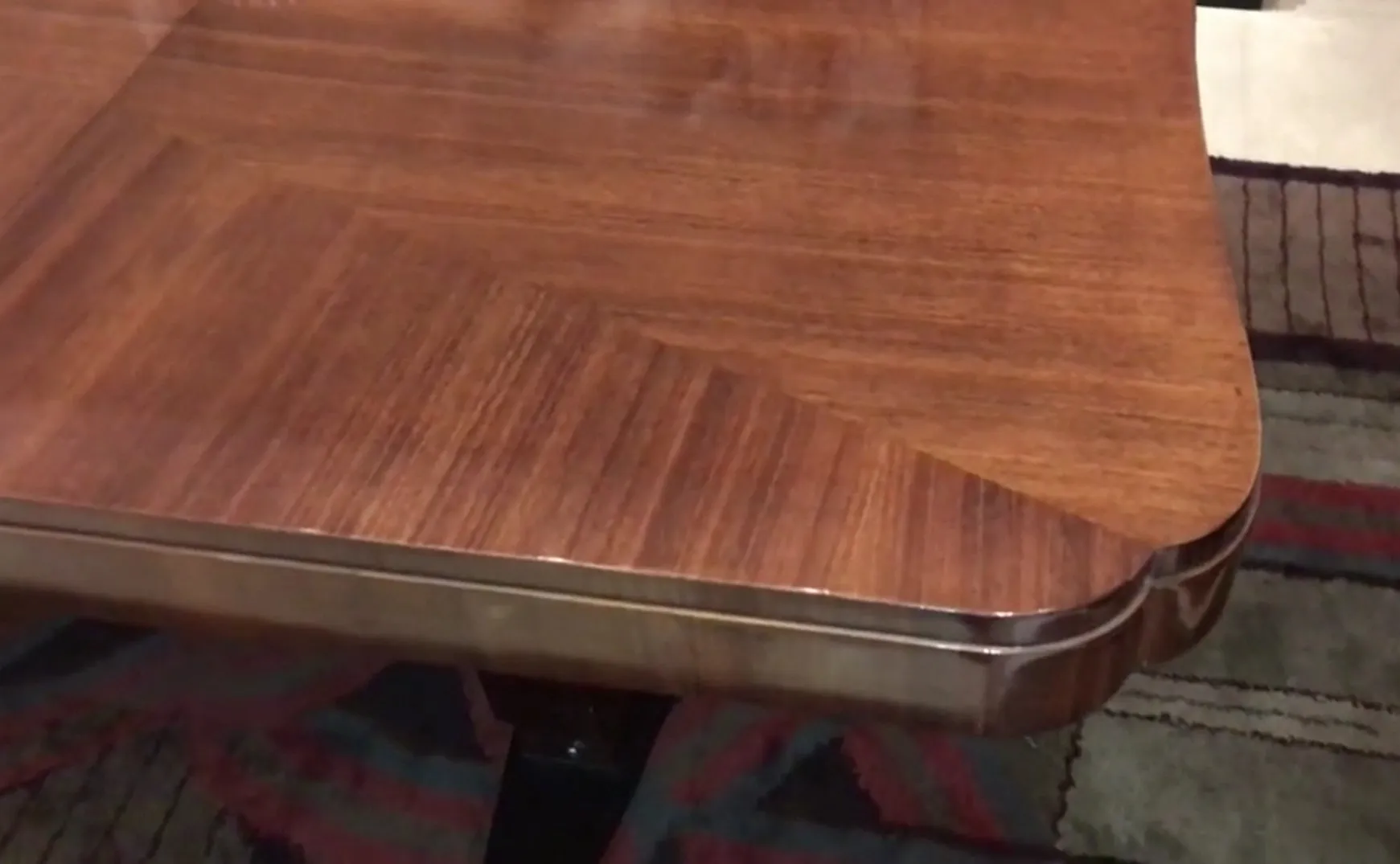 Mesa de Jantar antiga para 8 pessoas em um ambiente acolhedor