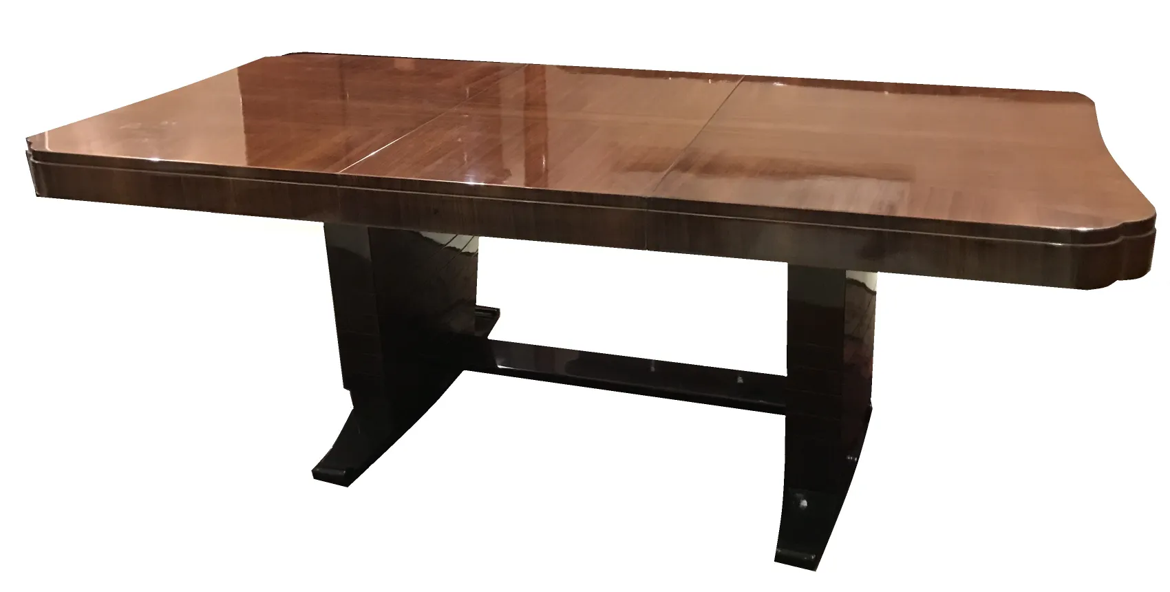 Mesa de jantar antiga para 8 pessoas com detalhes elegantes.