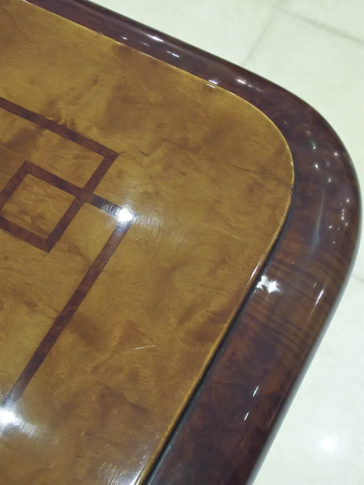 Mesa de jantar antiga para dez pessoas, design elegante.