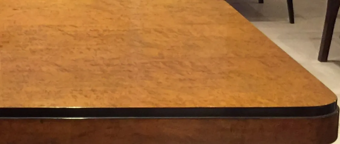 mesa de jantar antiga para dez pessoas, vista de perto