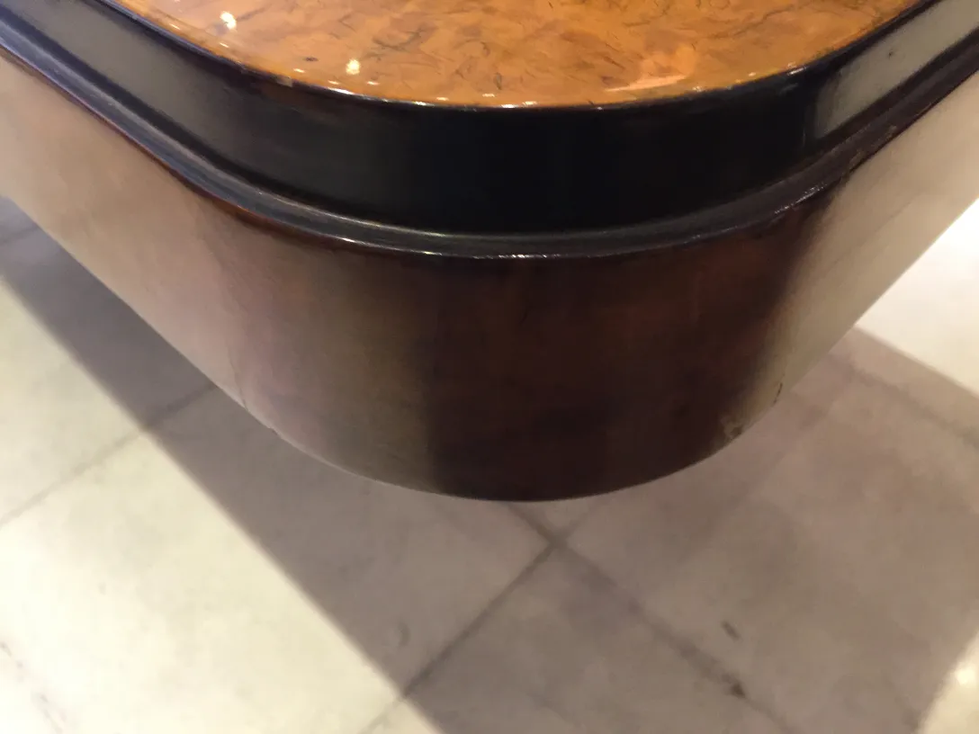 античный обеденный стол для 10 человек, элегантная и уютная атмосфера.