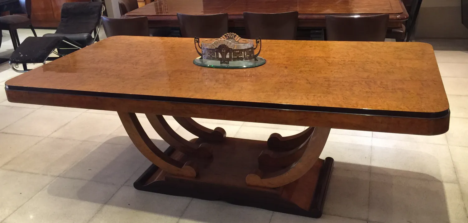 Mesa de comedor antigua de gran tamaño con decoración sutil, ideal para 10 personas.