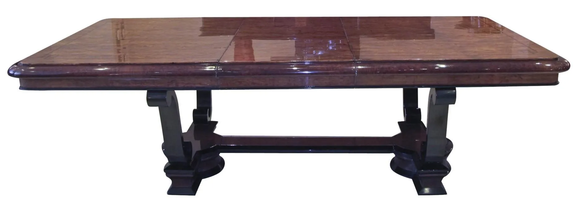 mesa de jantar antiga para dez pessoas com design elegante em um ambiente acolhedor.