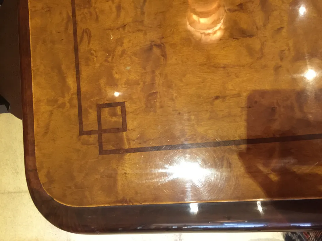 tavolo da pranzo antico con superficie dettagliata e bordi arrotondati