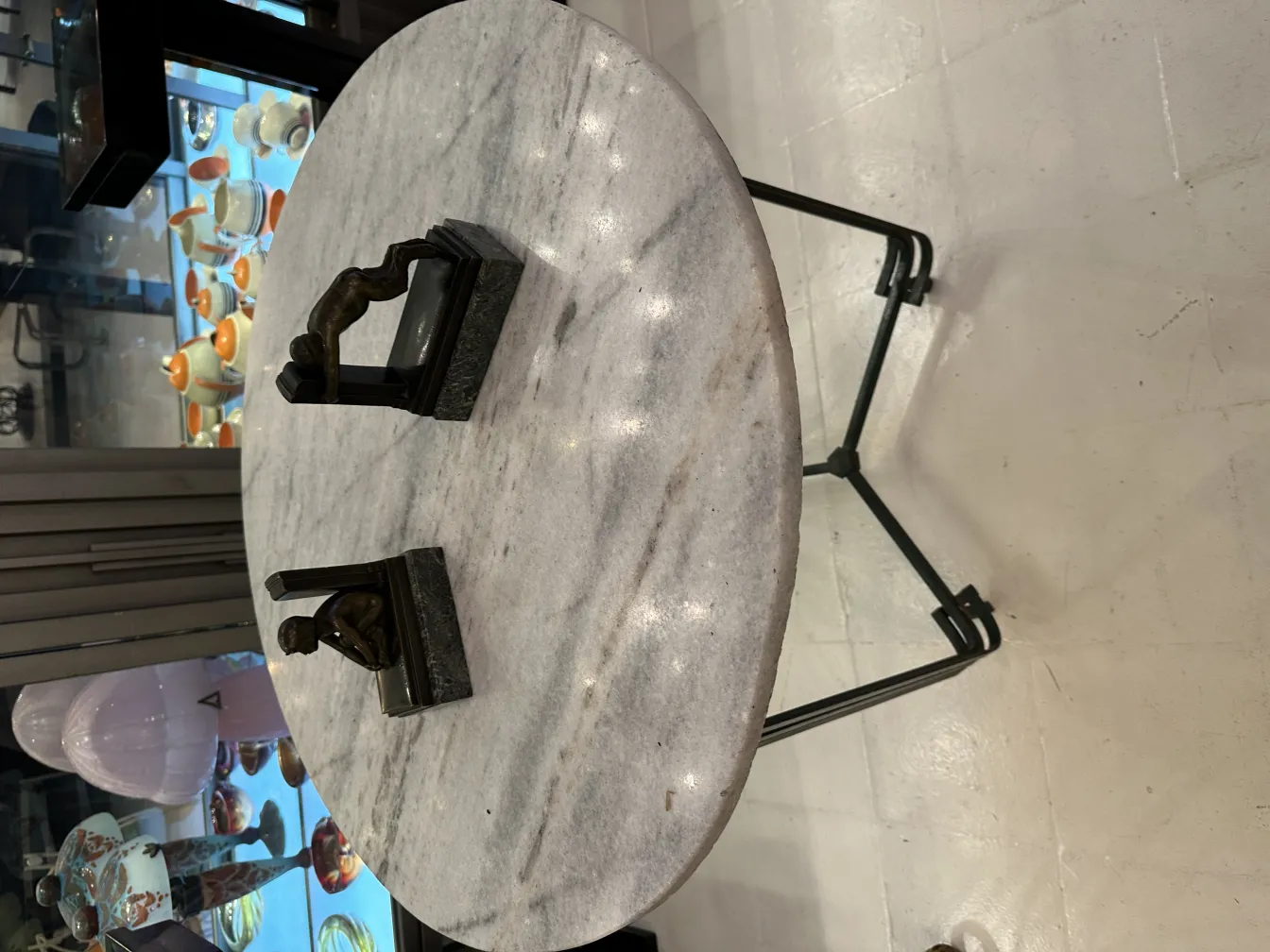 Paire de serre-livres antiques sur une table.