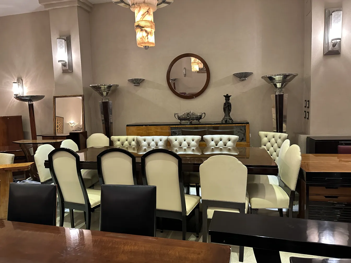 Tavolo da pranzo antico per 10 persone con sedie imbottite.