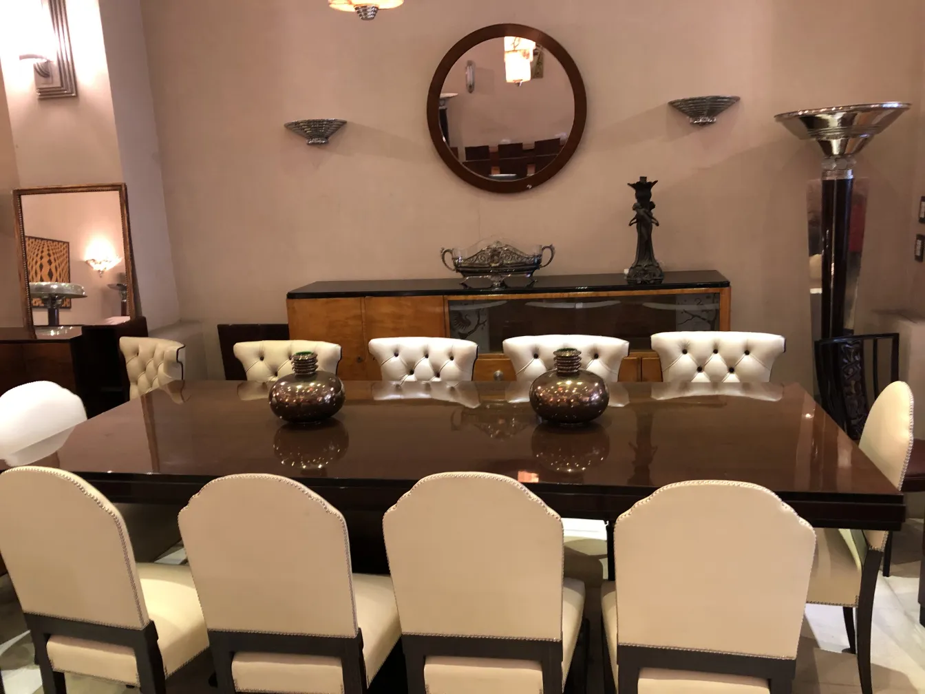 Table à manger ancienne avec des chaises élégantes pour 10 personnes et une décoration stylée