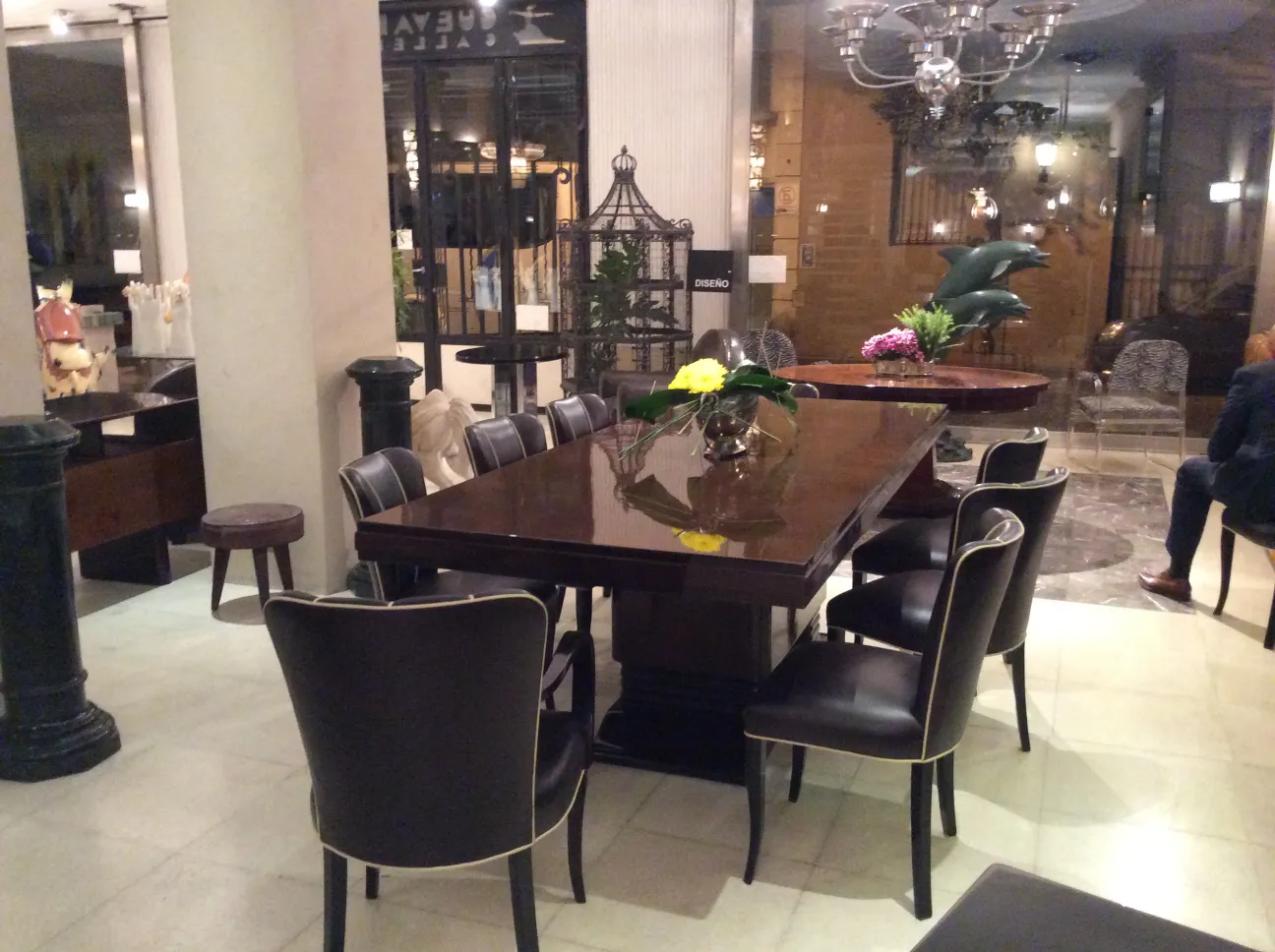 Table à manger ancienne pour 10 personnes, ornée de fleurs.