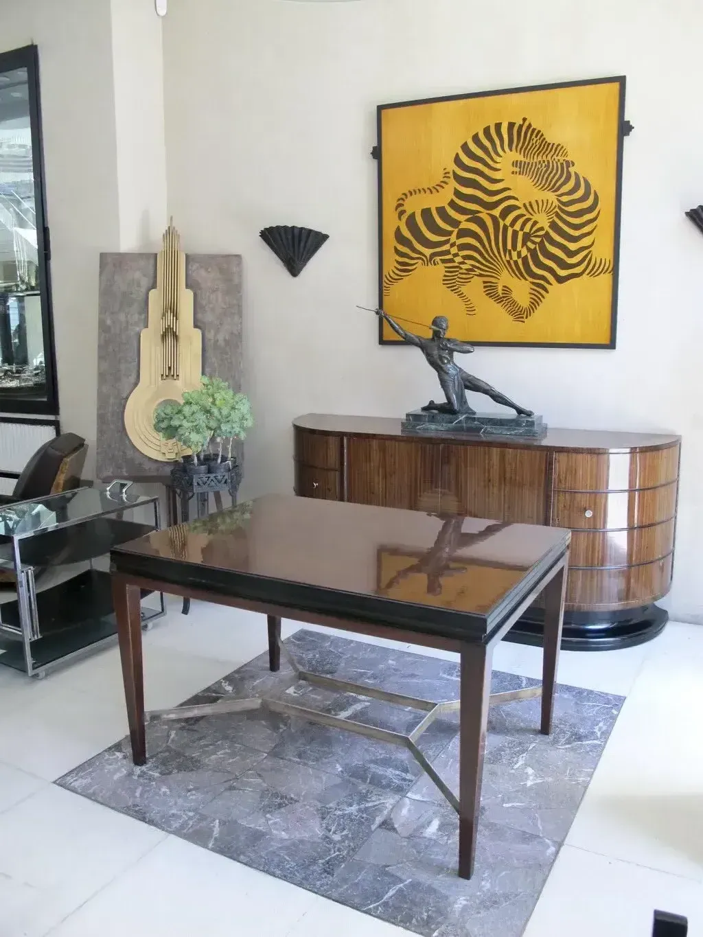 Antique dining table with elegant decor, suitable for 10/6 people.