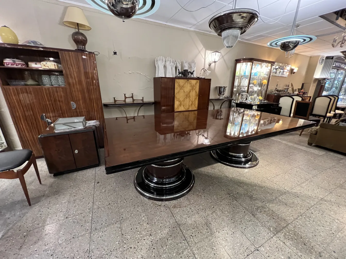 Mesa de jantar antiga para 14 pessoas em um ambiente elegante.