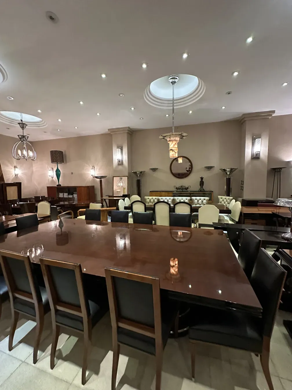 Tavolo da pranzo antico per 14 persone in un ambiente elegante.