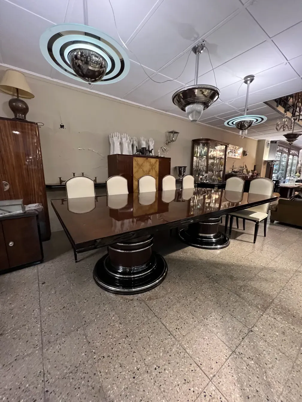 Mesa de jantar antiga para 14 pessoas em um ambiente elegante com decoração.