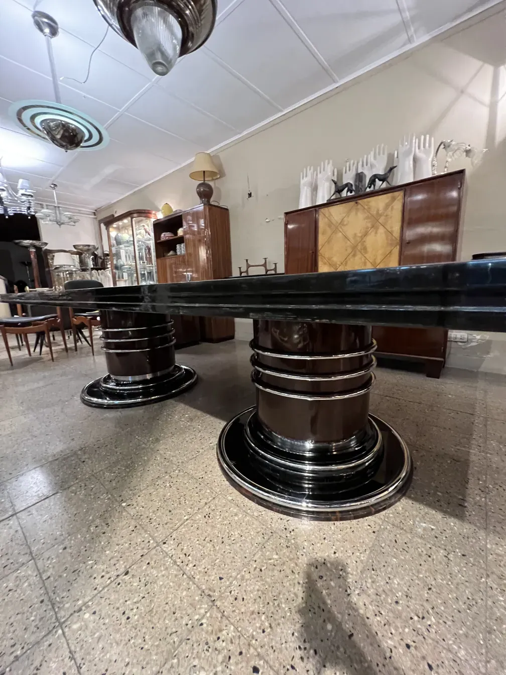 Tavolo da pranzo antico per 14 persone con dettagli unici in un ambiente elegante.