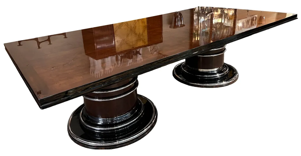 Mesa de comedor antigua con base elegante para 14 personas, ambiente acogedor.