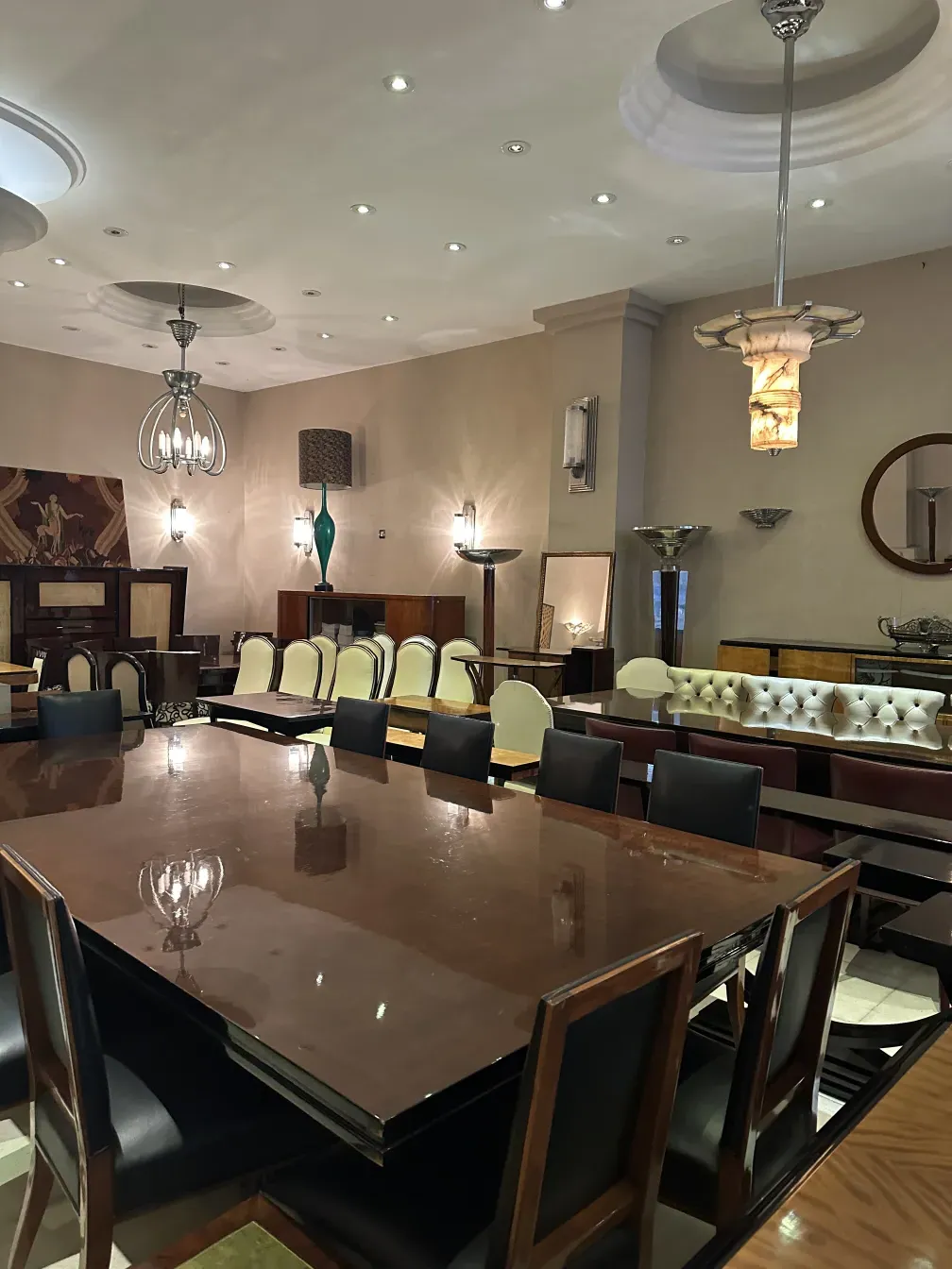 table à manger ancienne pour 14 personnes, cadre élégant avec chaises et lampes