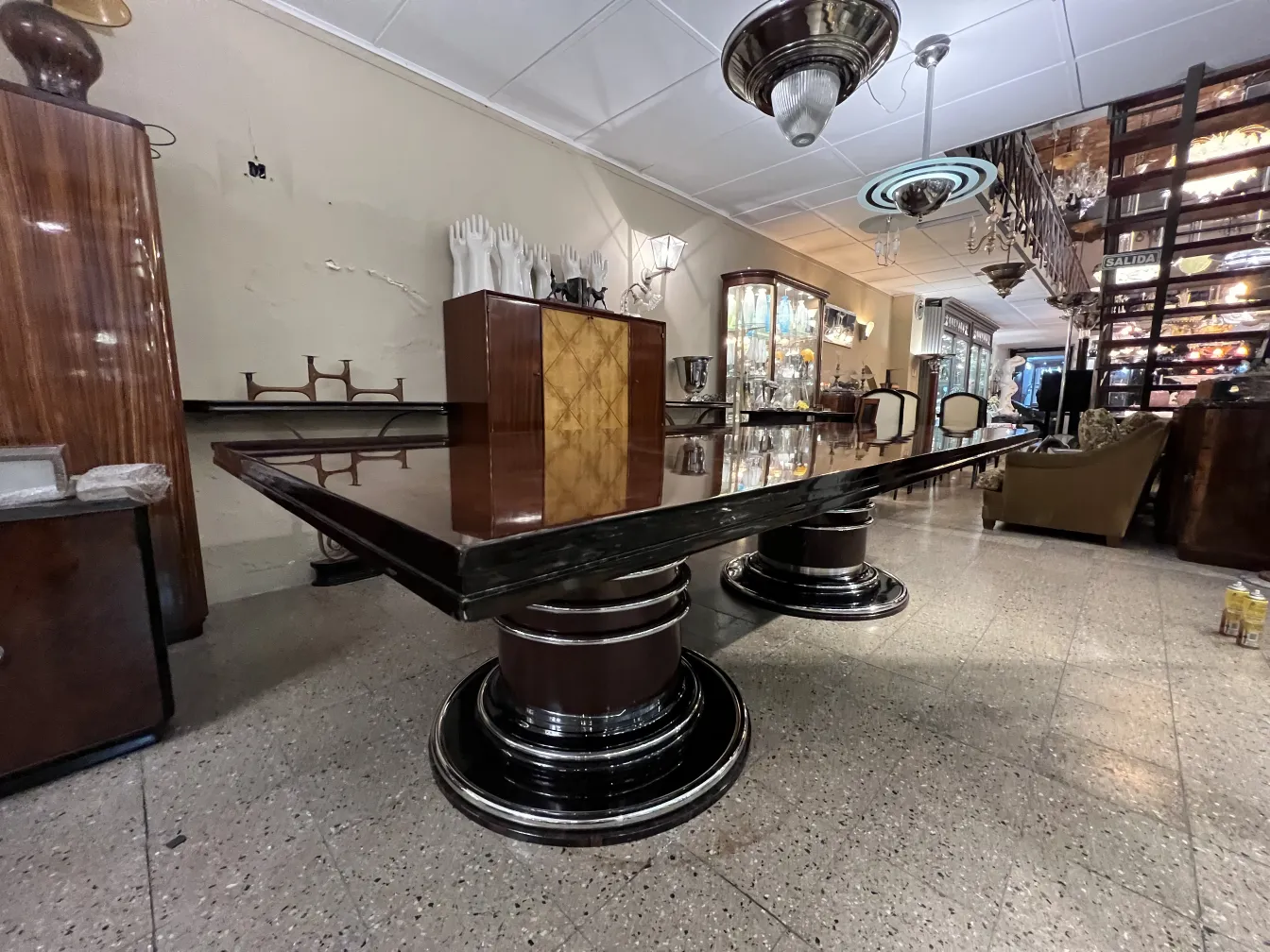 table à manger antique pour 14 personnes, avec un design élégant et des pieds robustes dans un cadre raffiné