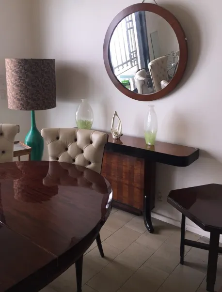 Tavolo da pranzo antico in un ambiente elegante con lampada.