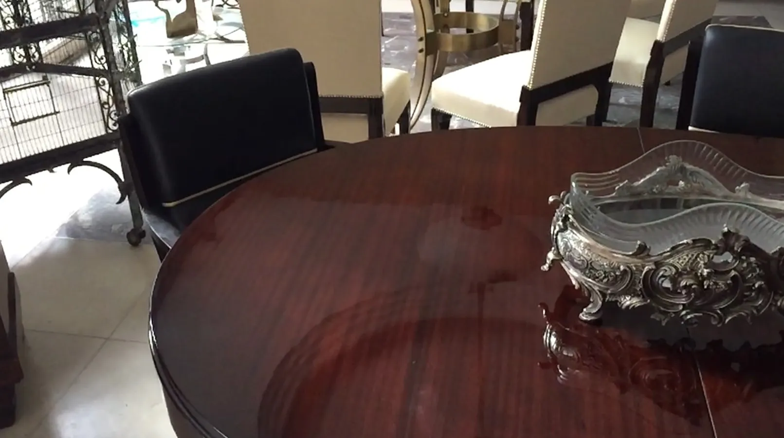 Mesa de comedor antigua con luces suaves y decoración elegante.