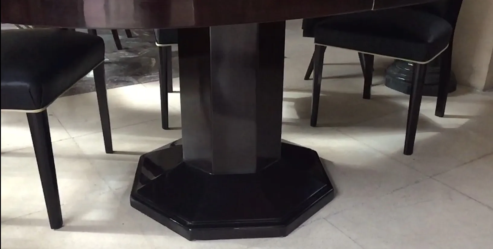 elegante tavolo da pranzo antico con base ottagonale