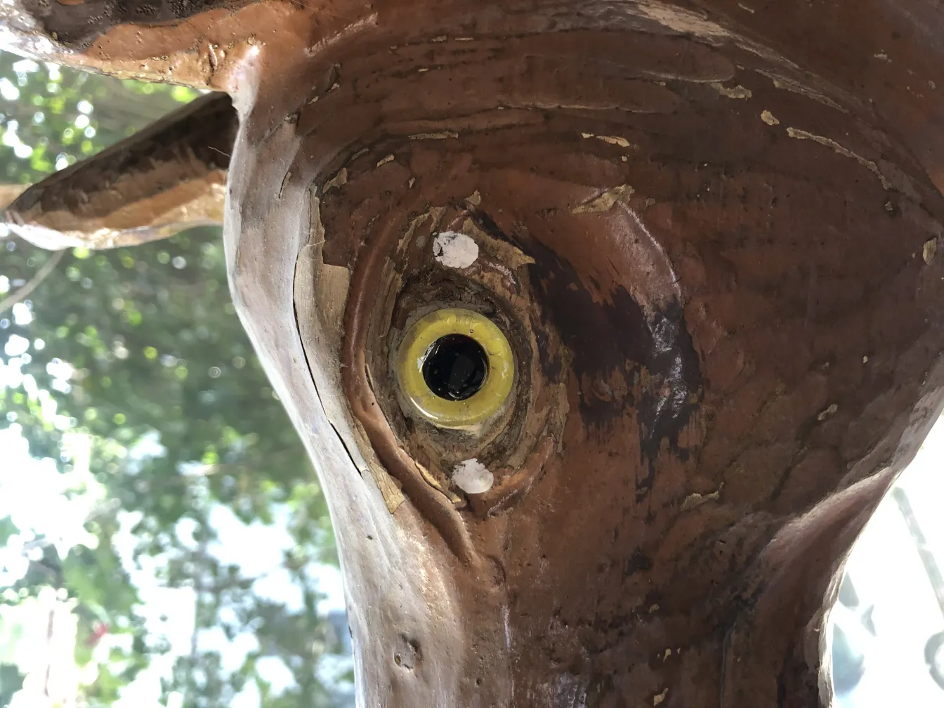 escultura antigua de llama con detalles visuales