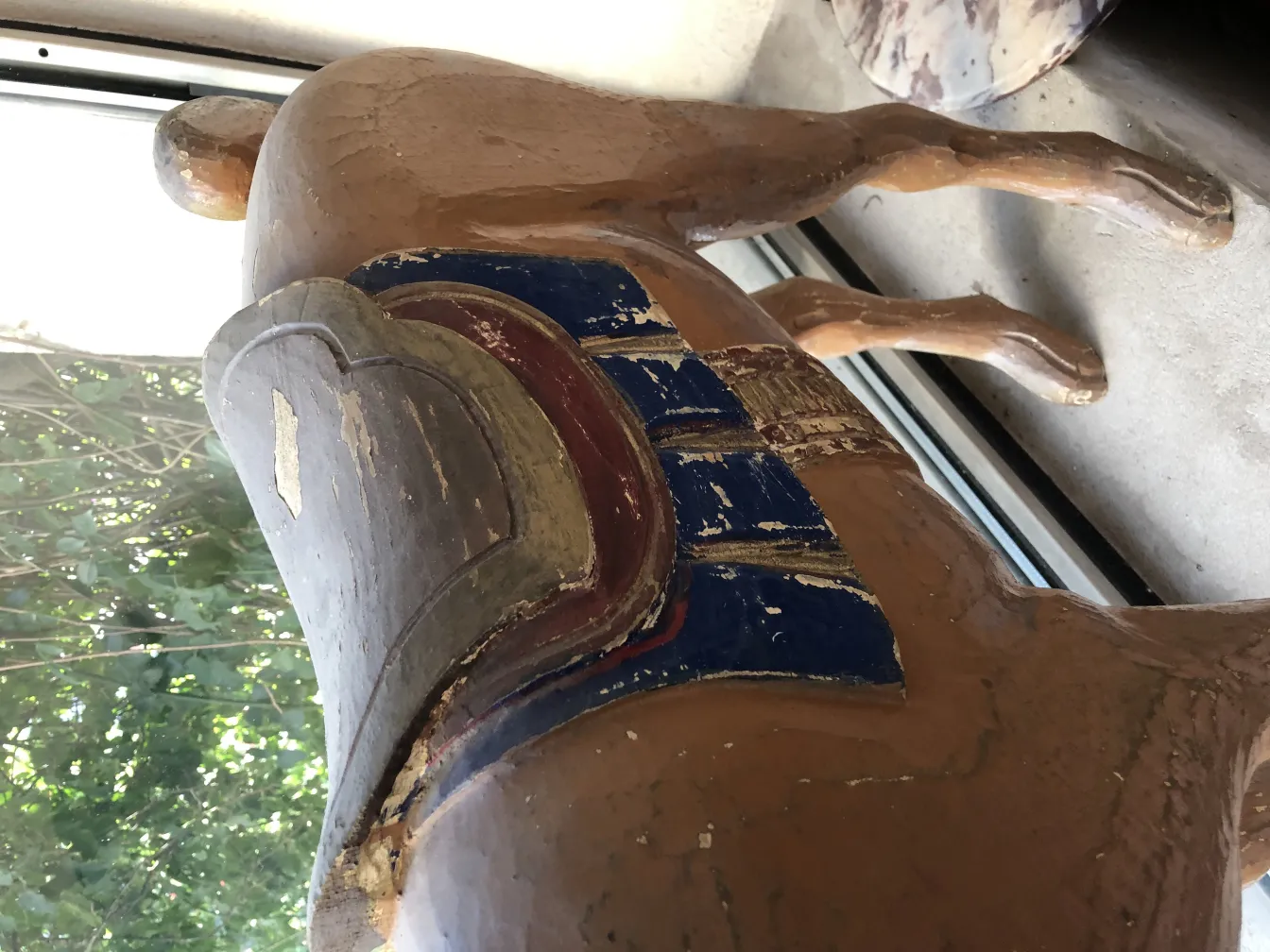 背中にカラフルな詳細を持つ古いラマのフィギュア