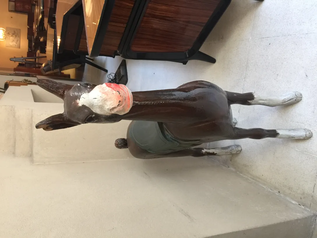 컬러 디테일이 있는 고대 라마 조각