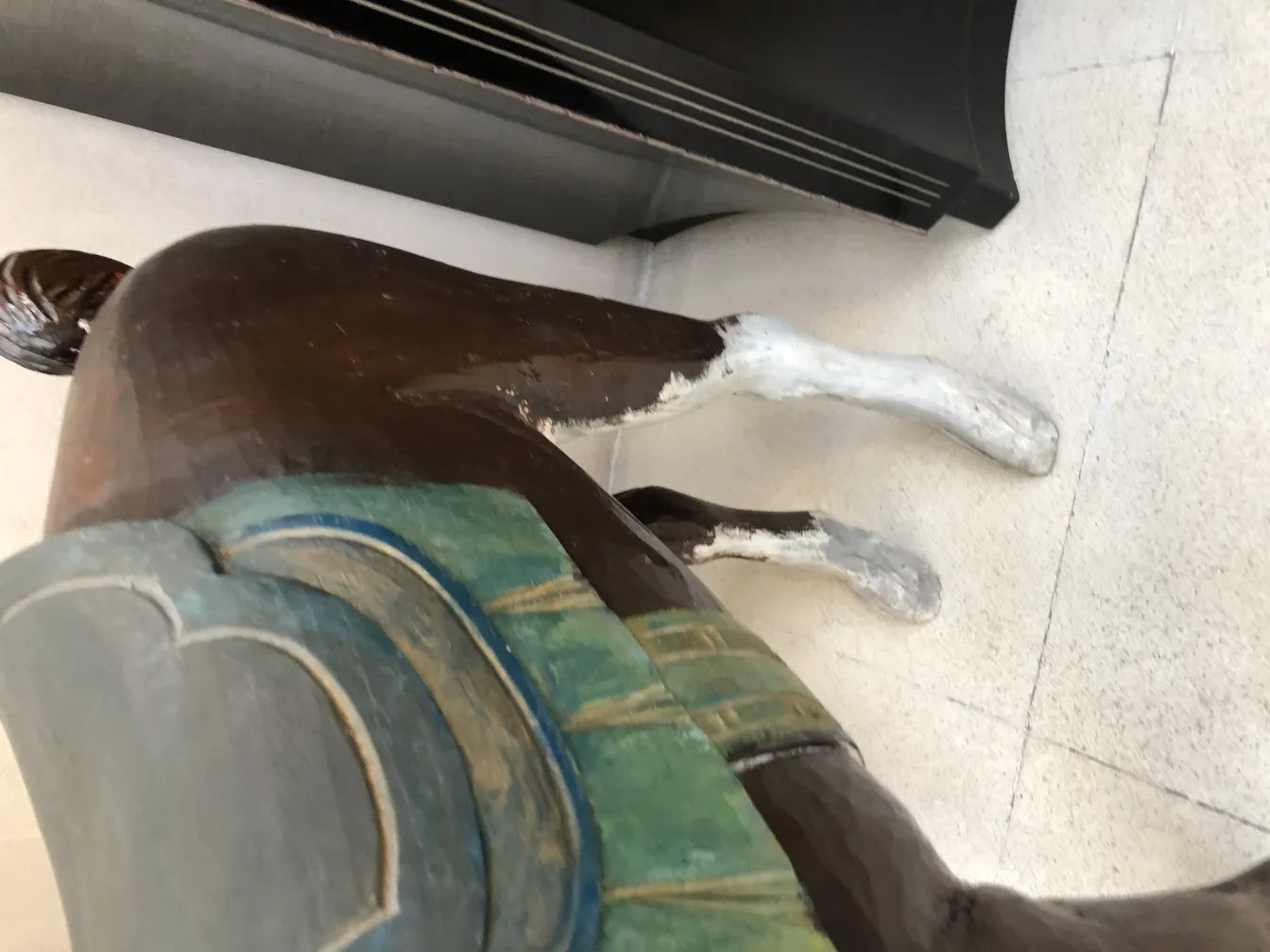 escultura antiga de lhama com detalhes na cauda e patas