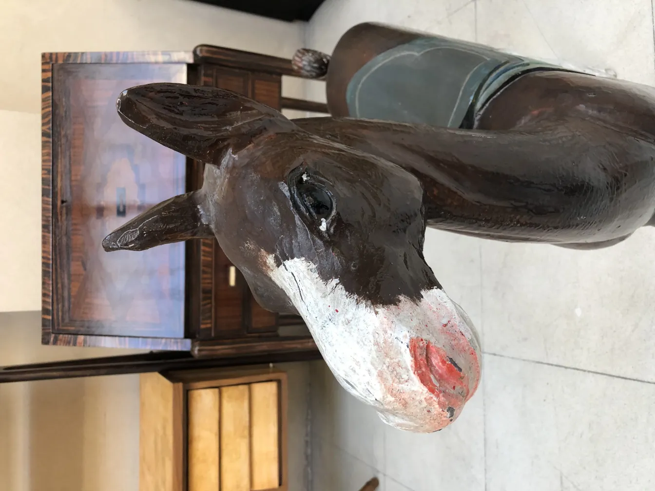 Ancienne lama décorative avec des détails peints et un fond élégant.