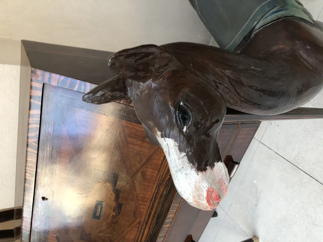 رأس لاما قديمة مع تفاصيل زخرفية